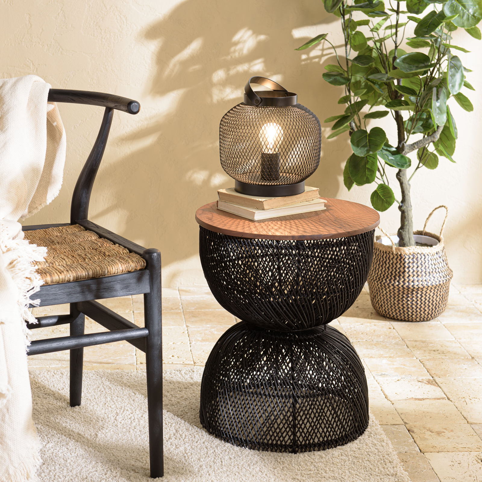 Bout de canapé rond en rotin noir plateau bois 41 cm SWING
