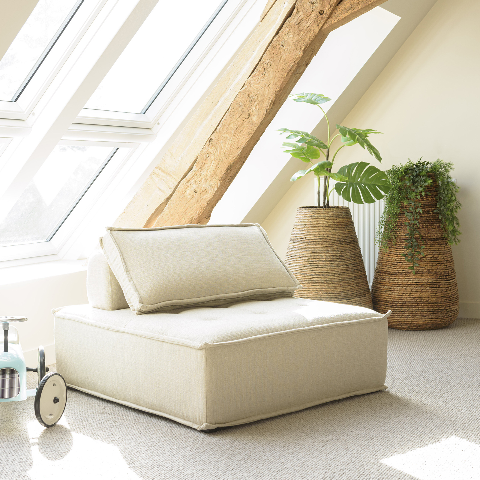 Fauteuil chauffeuse tissu capitonné beige avec coussin