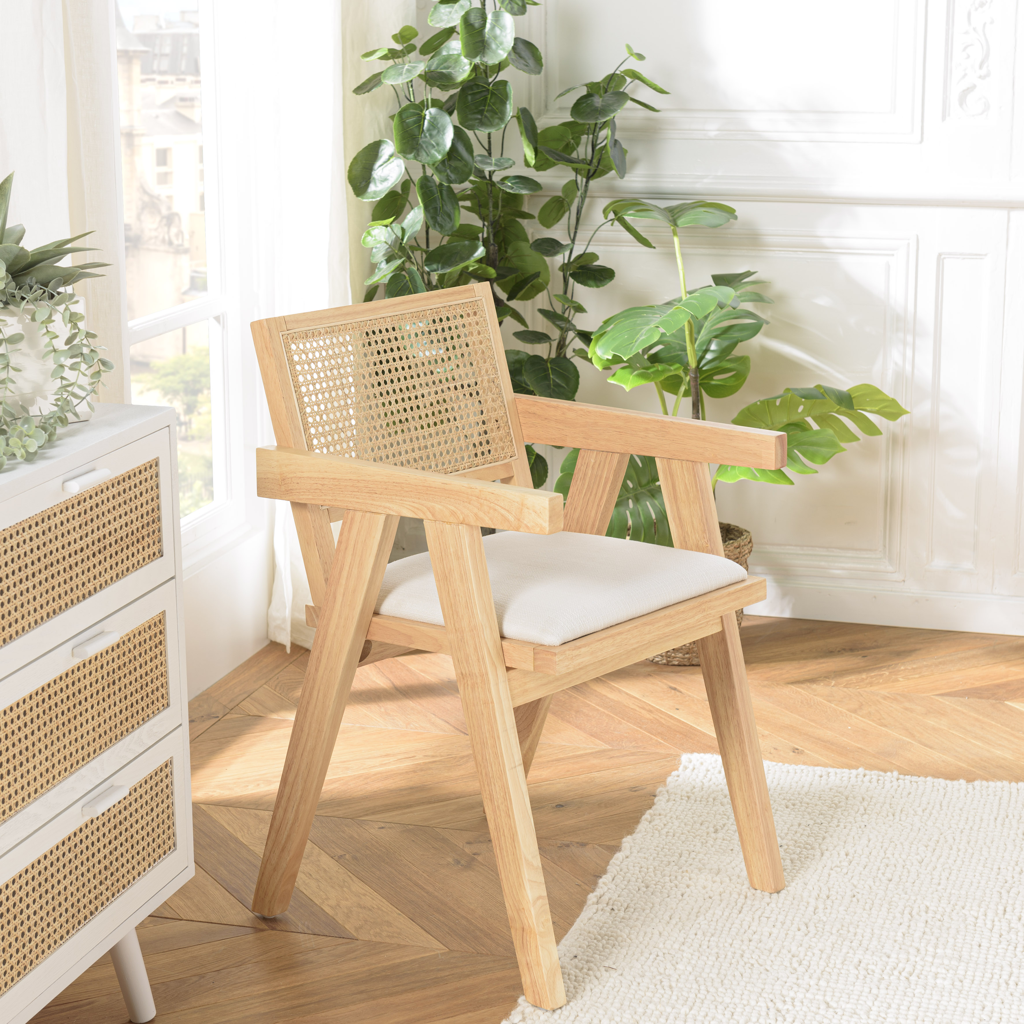 Fauteuil contemporain bois clair tissu blanc et cannage TIM