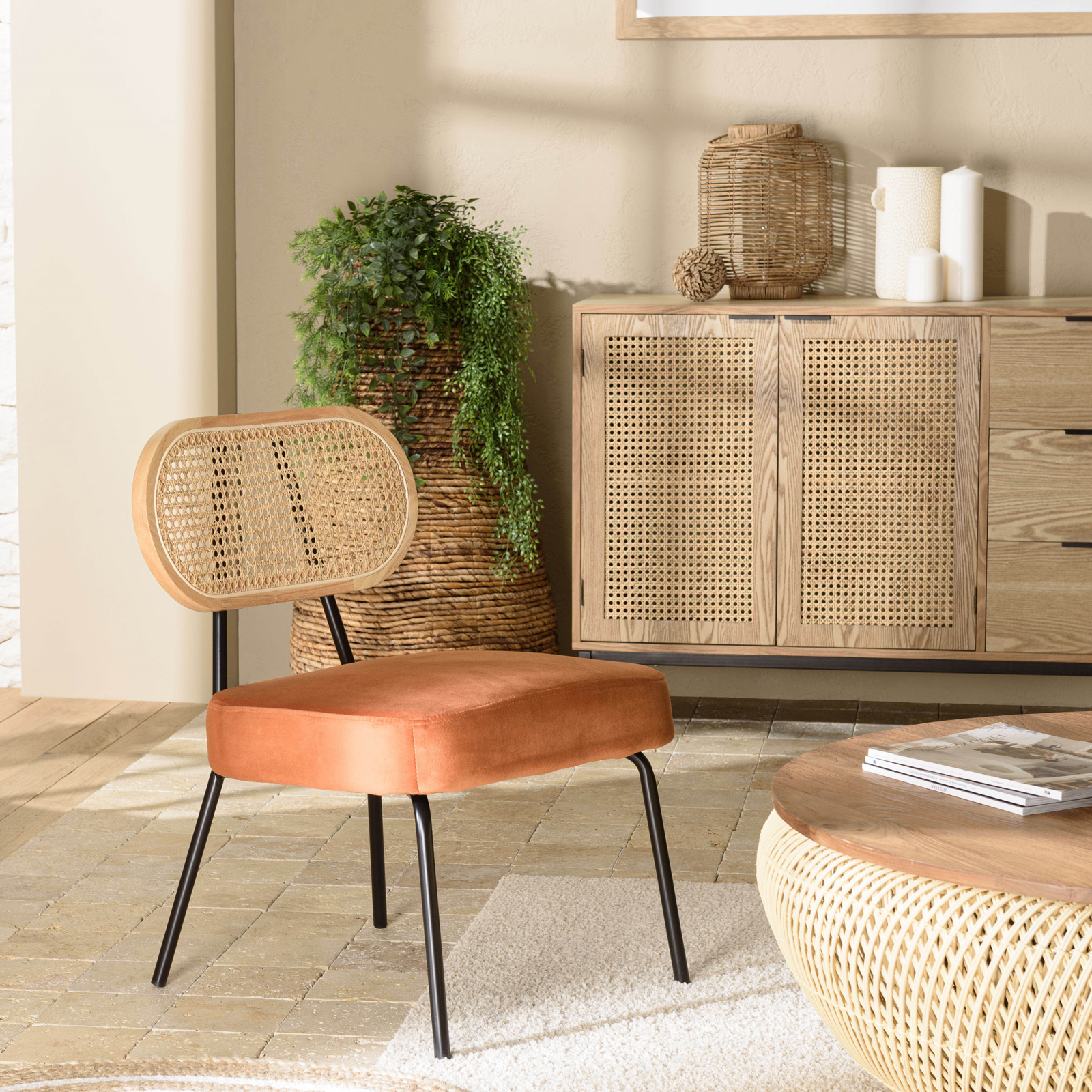 Fauteuil en velours orange dossier rotin PALMA
