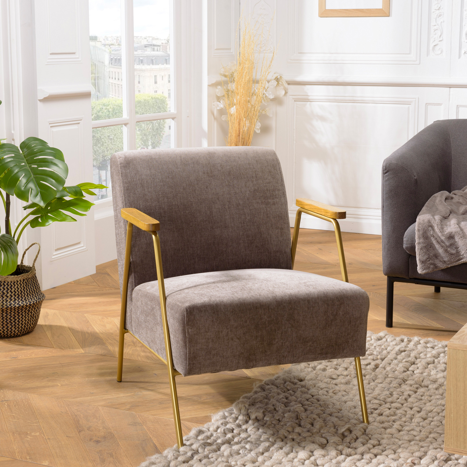 Fauteuil gris foncé en tissu avec accoudoirs bois TIM