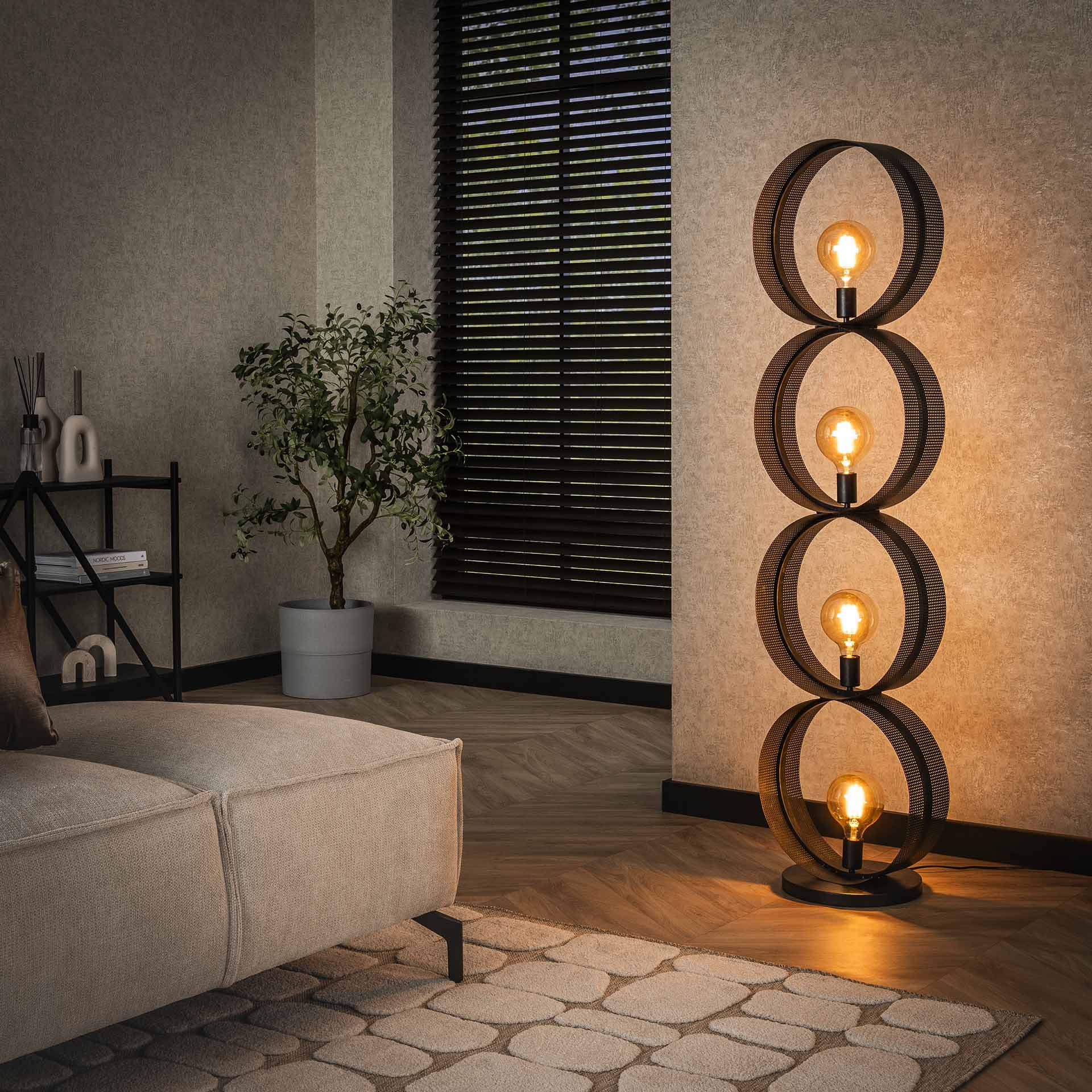 Lampadaire design 4 anneaux en métal perforé RALF