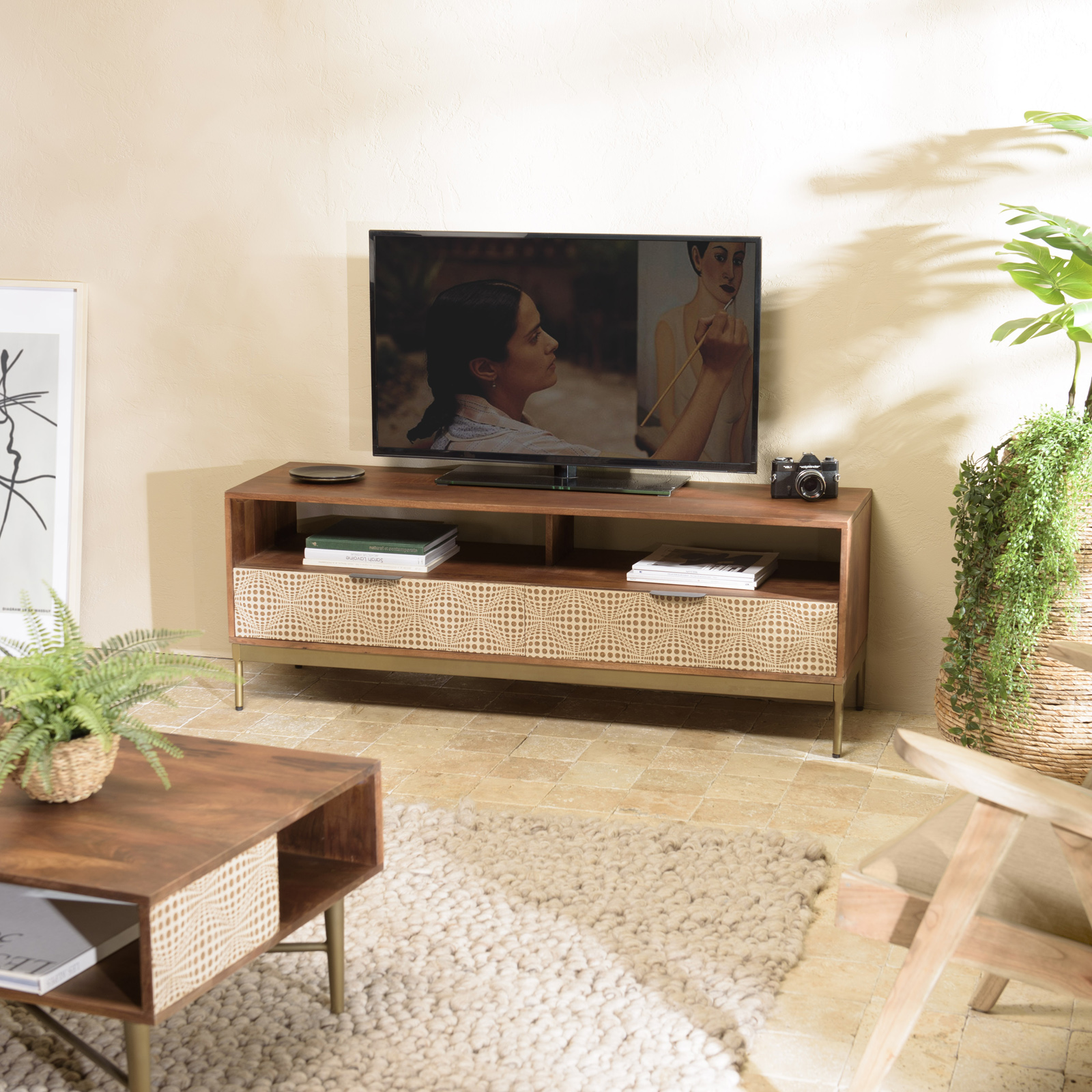 Meuble TV en bois pieds couleur laiton grande niche 2 tiroirs KANHA