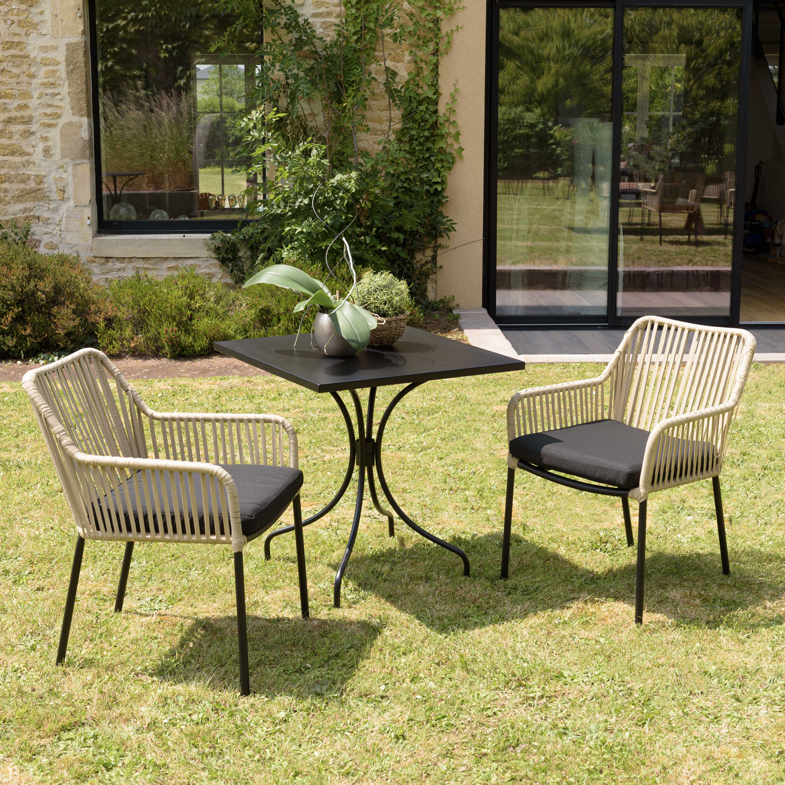 Salon de jardin 1 table carrée métal noir 70x70 cm - 2 fauteuils cordage couleur naturelle 1 coussin noir GIJON