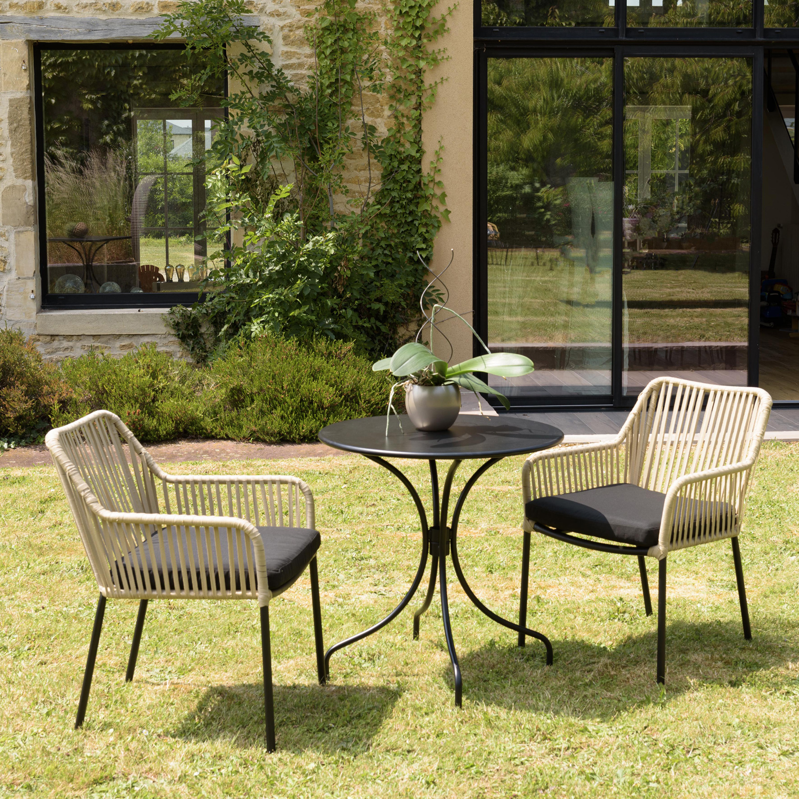 Salon de jardin 1 table ronde métal noir D70 cm - 2 fauteuils cordage couleur naturelle 1 coussin noir GIJON