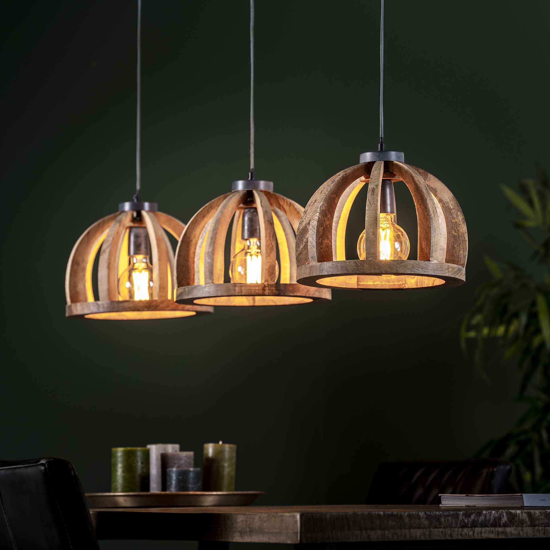 Suspension contemporaine 3 lampes ajourées bois de manguier LUCKNOW