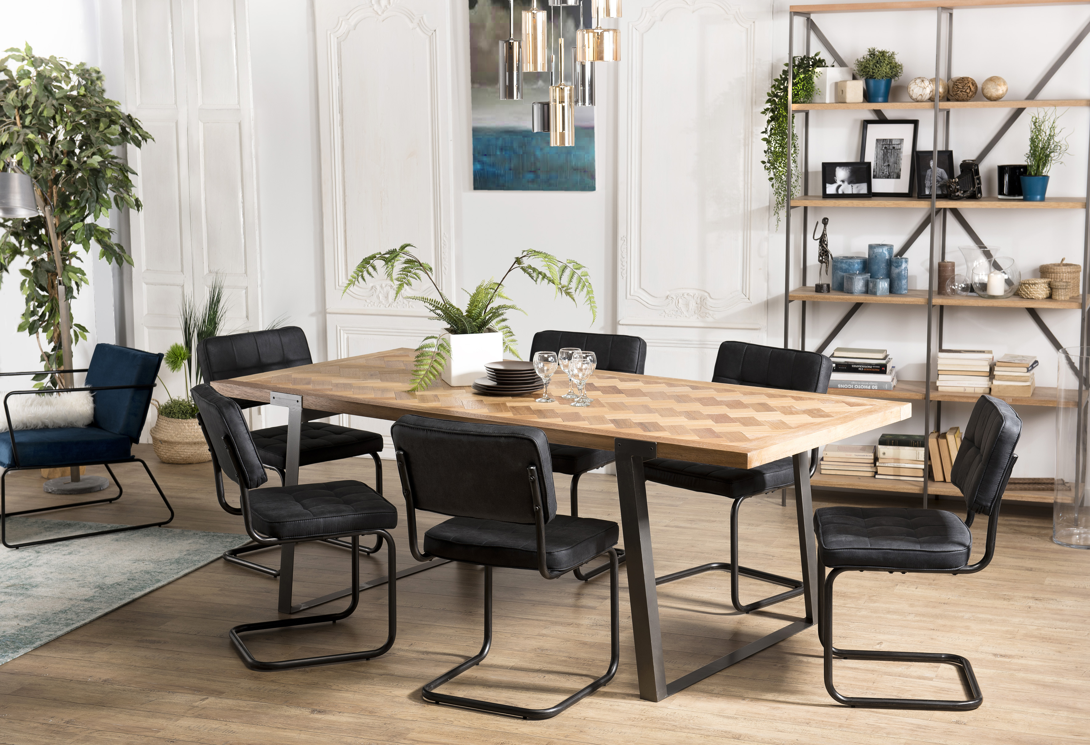 Table à manger en bois motifs chevrons 220 cm CARPATES