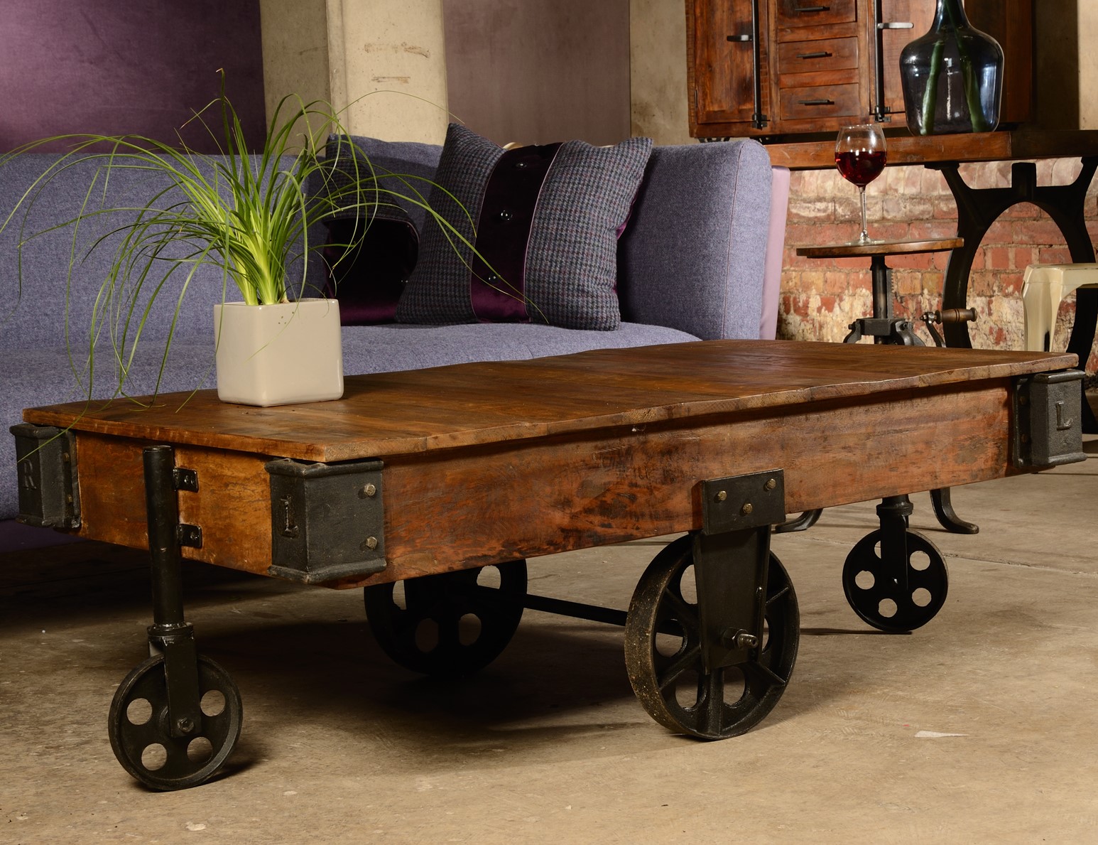 Table basse industrielle vintage bois recyclé roues LEEDS