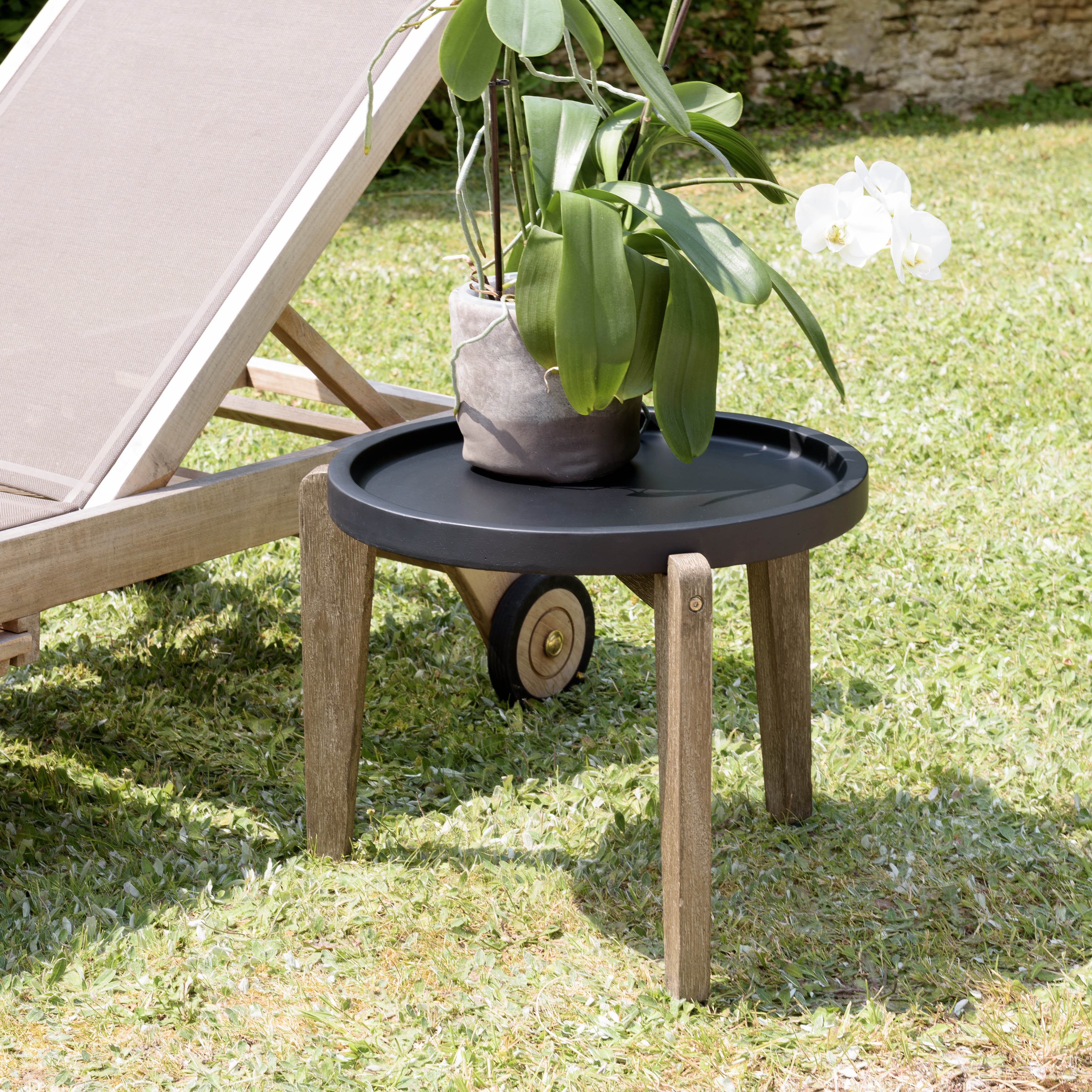 Table d'appoint ronde pour jardin béton noir mat et pieds bois HERCULE