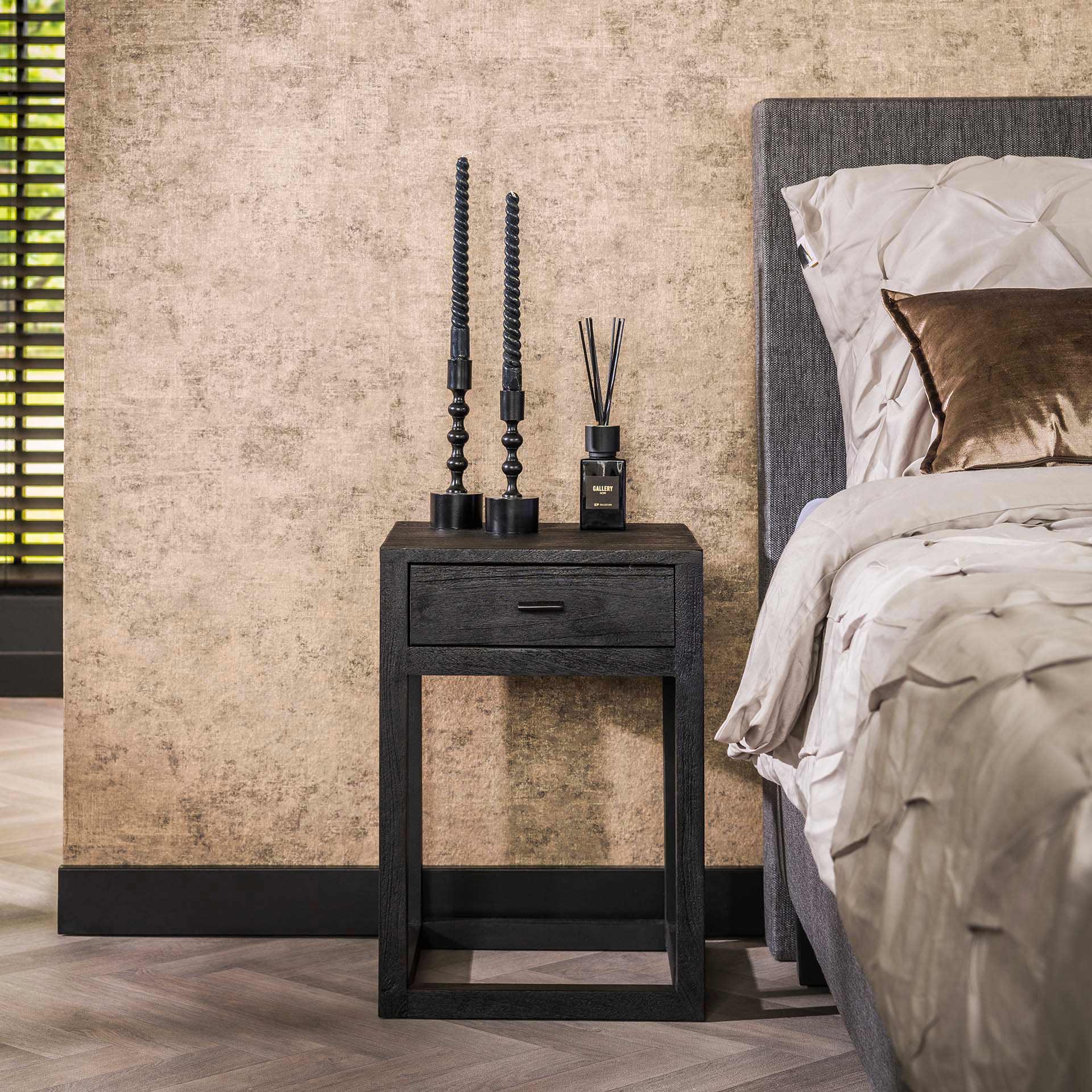 Table de chevet noire en bois WOODY
