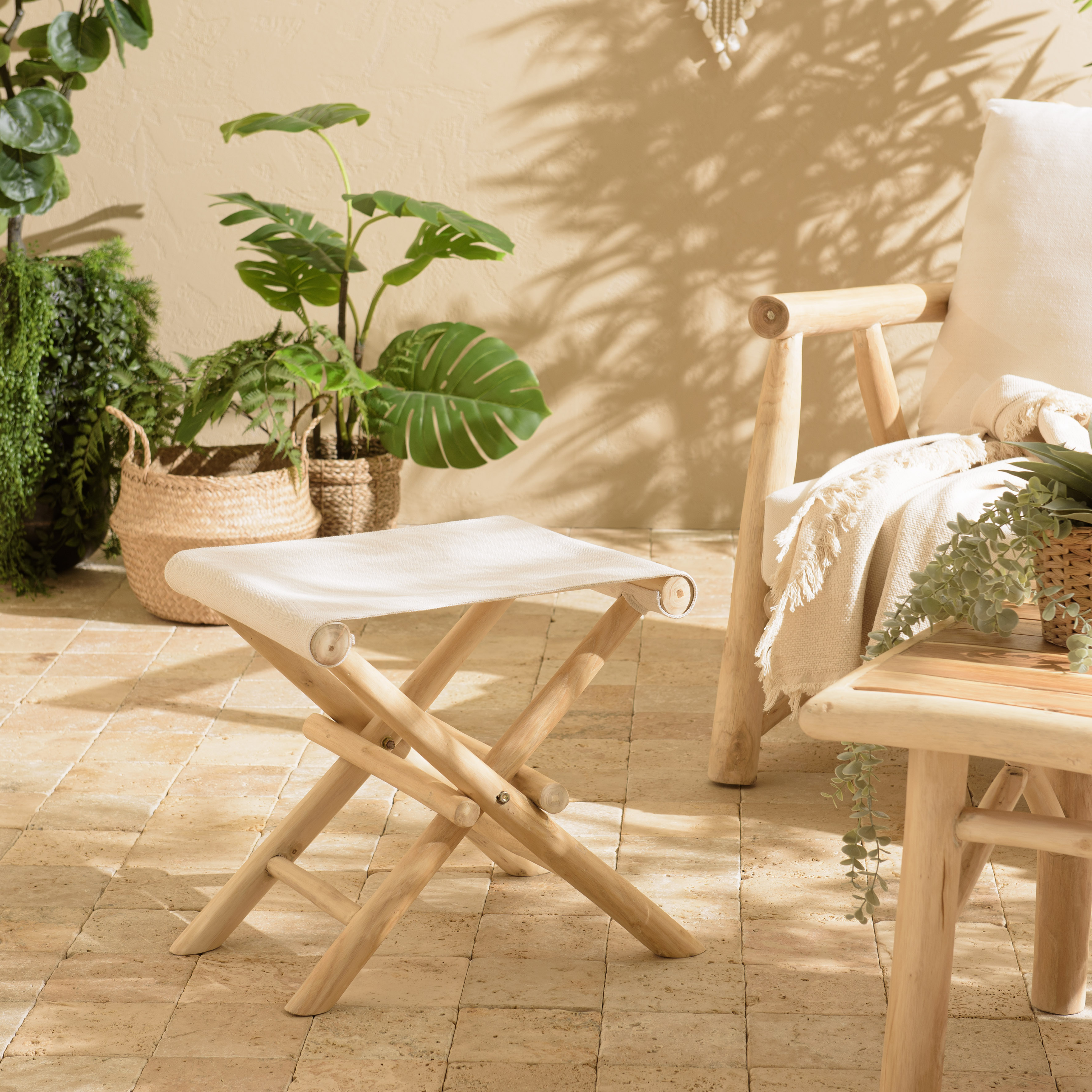 Tabouret pliant rondins de teck naturel et tissu blanc MANAK